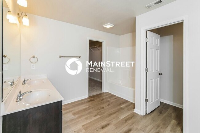 Building Photo - 4 Bedroom Pet-Friendly Home in POWELL, TN with Main Street Renewal