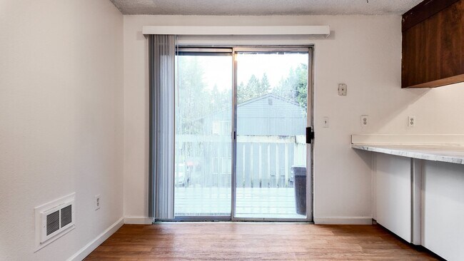 Building Photo - Spacious Apartment in Cozy Tacoma Neighborhood