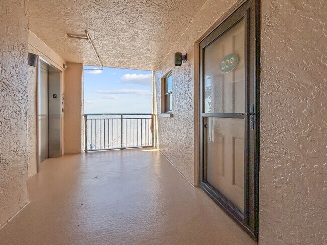 Building Photo - Luxurious Corner Unit with Stunning Floor-to-Ceiling Views! AVAILABLE MAY 4