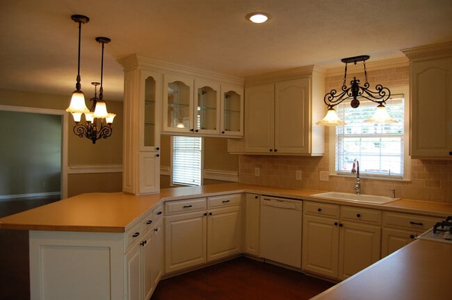 Building Photo - 222 Lakewood Cir