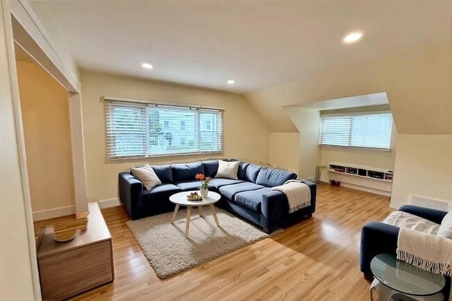 Building Photo - 418 W 259th St