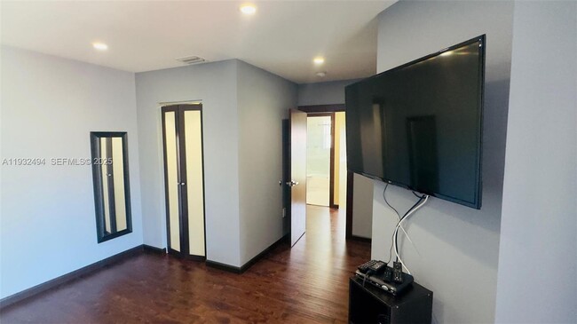 Building Photo - 1094 Redwood St