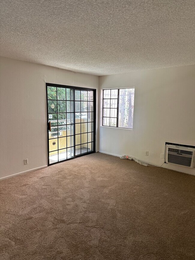 Building Photo - 2-Bedroom First-Floor Condo with Utilities Included in Los Angeles!