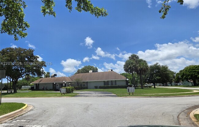 Building Photo - 5510 N Lakewood Cir