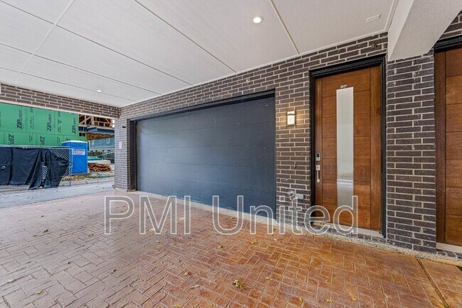 Building Photo - 425 W 9th St