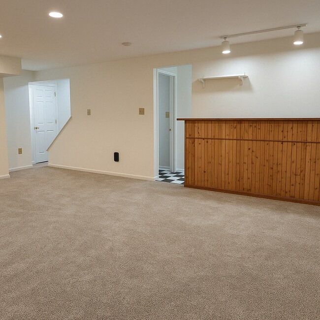 Building Photo - 1585 Pinewind Dr