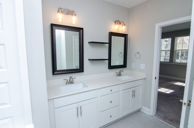 Building Photo - Stunning Condo with Garage space
