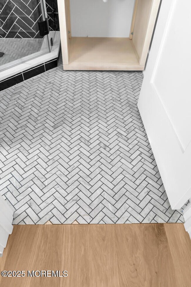 Building Photo - 514 River Rd