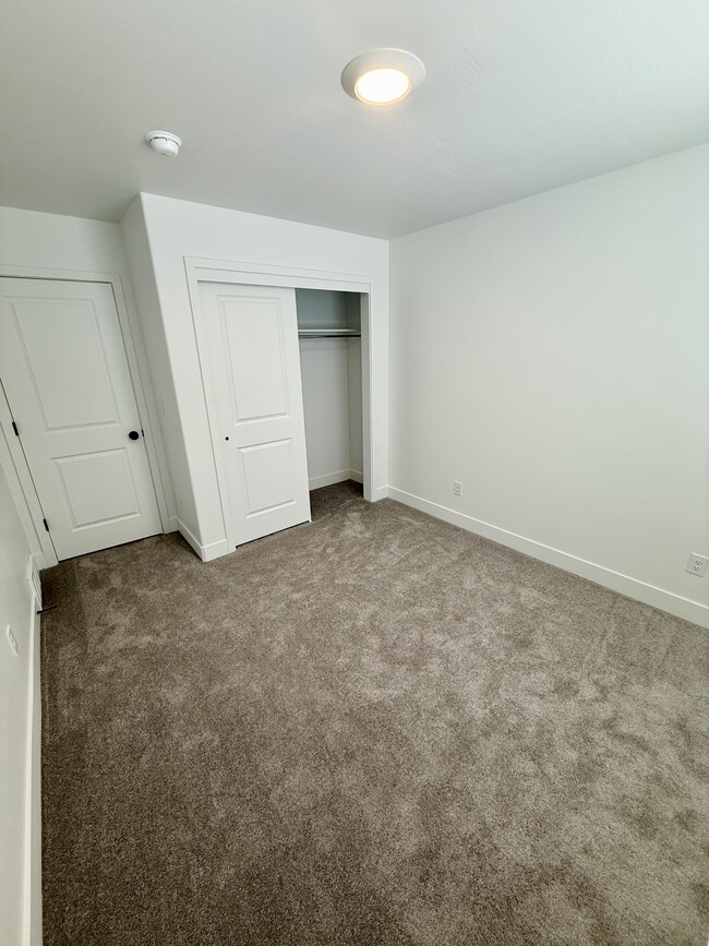 Building Photo - 564 1860 N