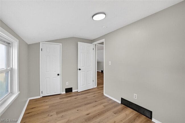 Building Photo - 303 S Green Rd