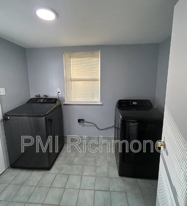 Building Photo - 10505 Queensway Ct