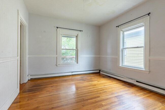 Building Photo - Massive 5 Bed / 2 Bath Duplex in Mission Hill — 2,000 Sq Ft, In-Unit Laundry, Updated Kitchen, Pr...