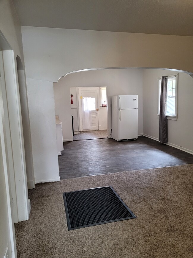 Building Photo - 608 Elias Ave