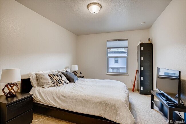 Building Photo - Gorgeous Townhouse in Breathtaking Solterr...