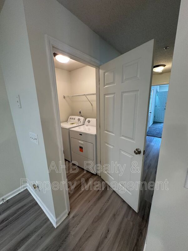 Building Photo - 3475 Forestdale Dr