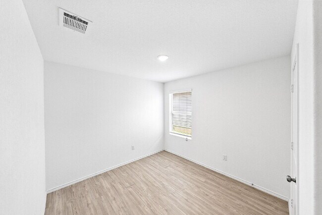 Building Photo - UP TO 1 MONTH FREE RENT!!! No Stairs, No Carpet, No Compromises.