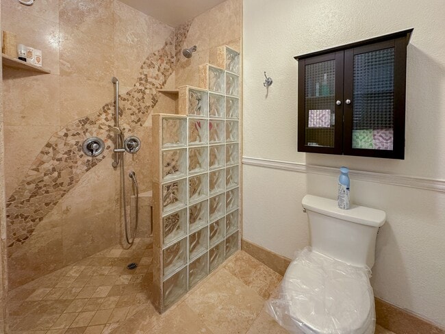Building Photo - Stylish 4 Bedroom, 2 Bath Single-Story wit...
