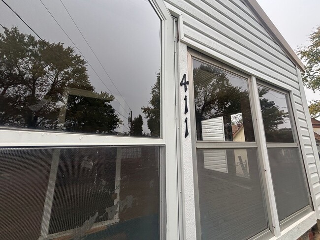 Building Photo - 411 S Oak St