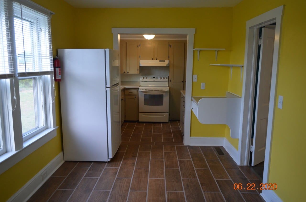 Breakfast room attached to kitchen - 48 Cedar Beach Rd