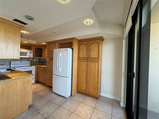 Building Photo - 2555 Collins Ave