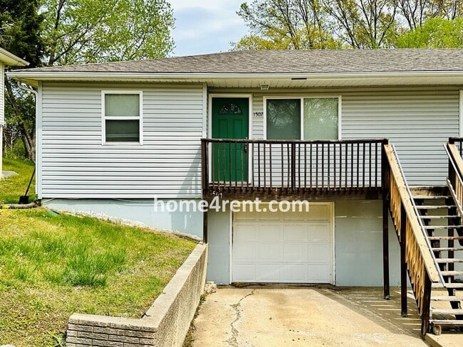 Building Photo - Wonderful Duplex Home in KCK w/ Stainless ...
