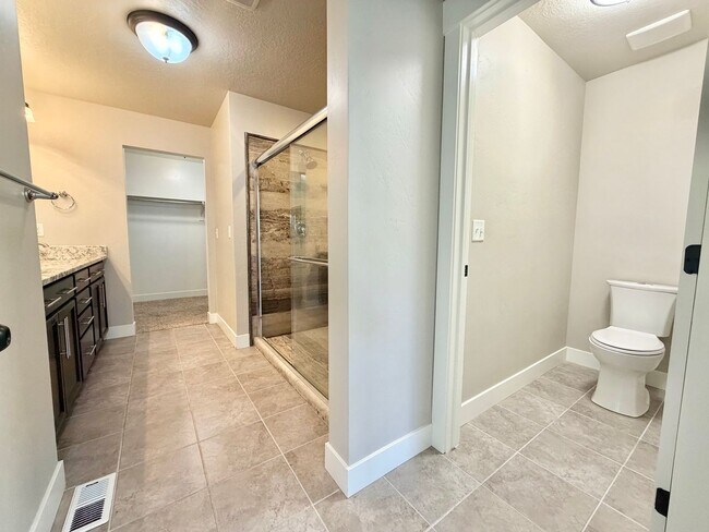 Building Photo - 673 W Beth Cir