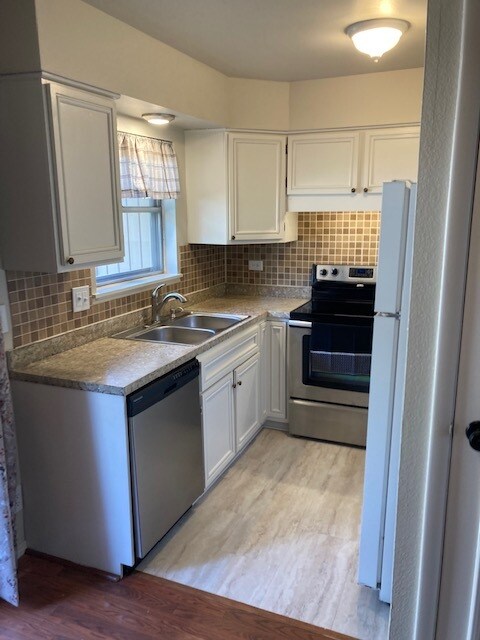 Updated kitchen - 4715 SE Adams Blvd