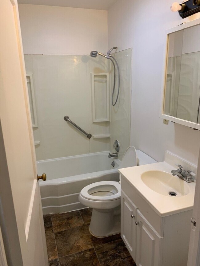 Building Photo - Affordable Two Bedroom Ranch