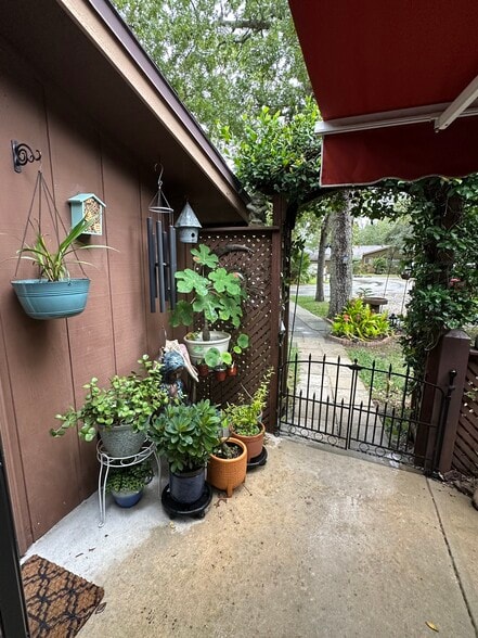 Courtyard entrance - 115 Cypress Pond Rd