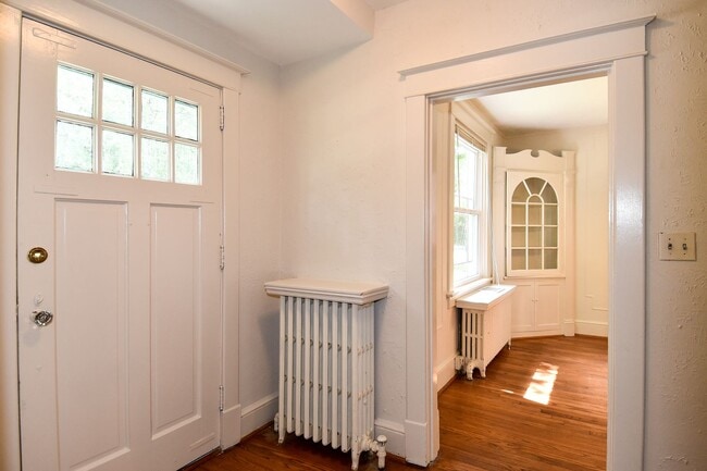 Building Photo - Nestled in the highly desirable Aurora Hills community.