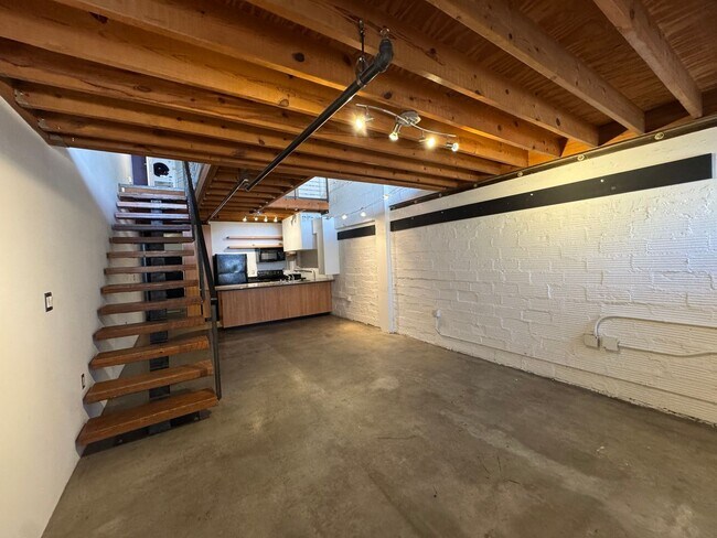 Building Photo - University/Nob Hill Studio