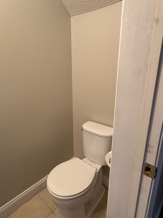 Building Photo - 3 Bedroom || 2 Full Bathroom & 2 Half Bathroom Townhome