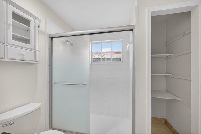 Building Photo - 1242 N Harbor Dr