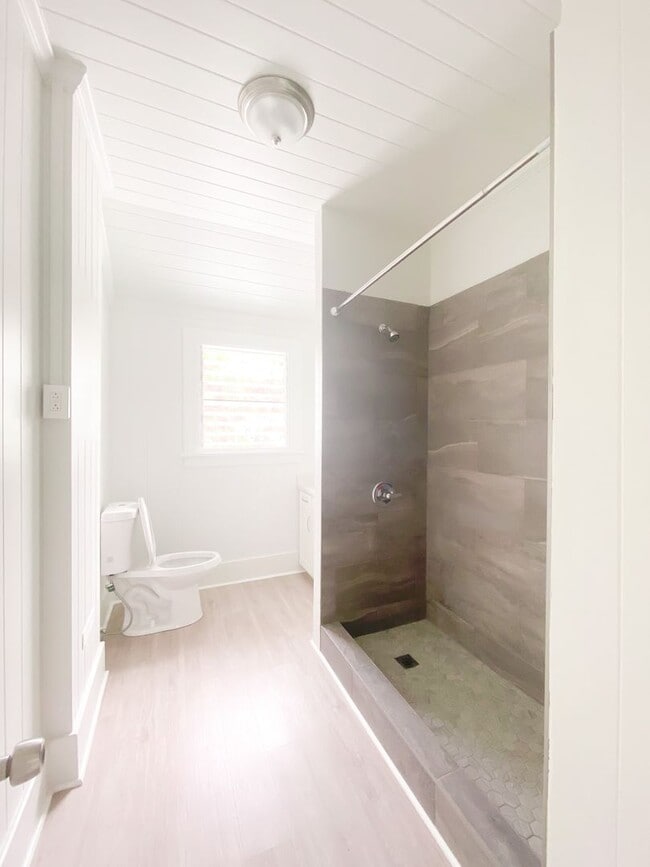 Building Photo - Charming Cottage in McCully - 2 bedroom / ...
