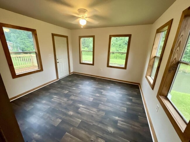 Building Photo - 275 Wineson Dr