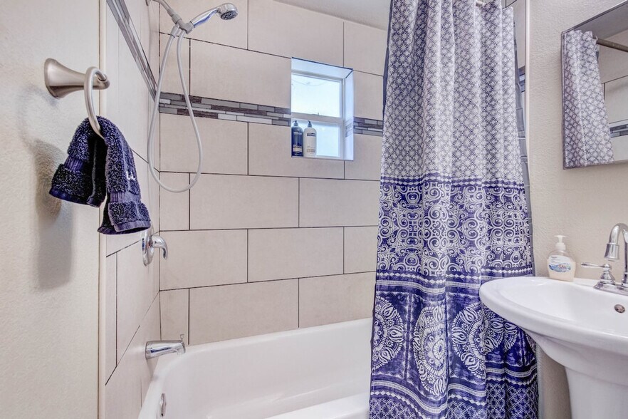 Building Photo - 1363 Pierce St