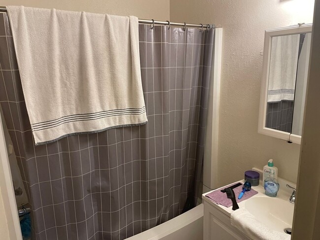Building Photo - AVAILABLE FOR AUGUST MOVE IN!!!  Spacious ...