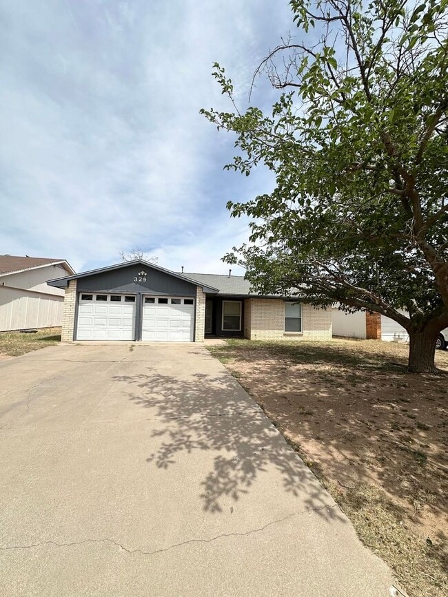 Building Photo - 3 Bedroom 2 Bathroom For Rent