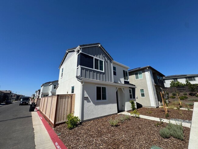 Building Photo - BRAND NEW SOLAR HOME IN LINCOLN!
