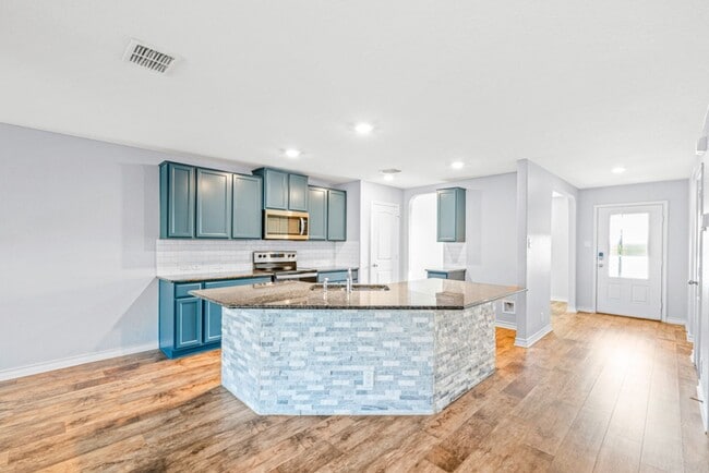 Building Photo - Spacious 5 Bed, 3.5 Bath Home | Game Room, Corner Lot & Near Lackland AFB