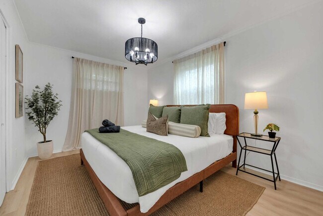 Building Photo - 1901 Cordova Bend