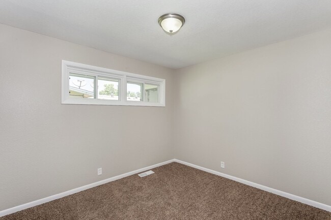 Building Photo - Affordable and Spacious 2 bedroom. Remodeled and conveniently located!