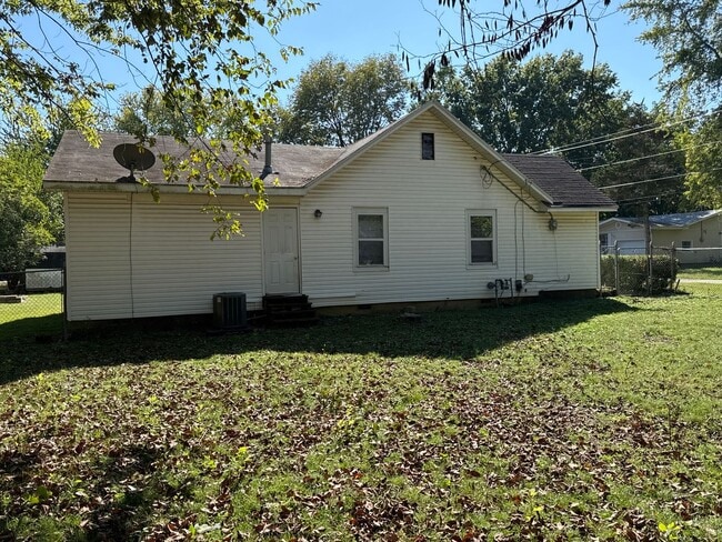 Building Photo - 3 Bedroom 2 Bath in Republic!  $1295
