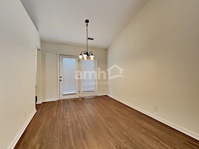 Building Photo - 916 Springs Hill Way