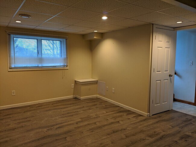 Building Photo - Great school district, three bedroom two b...