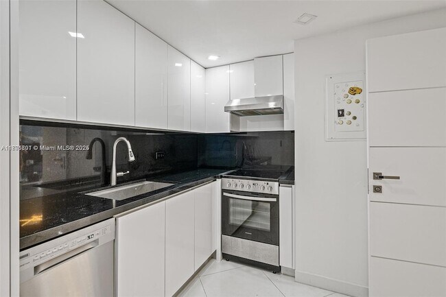 Building Photo - 999 Brickell Bay Dr