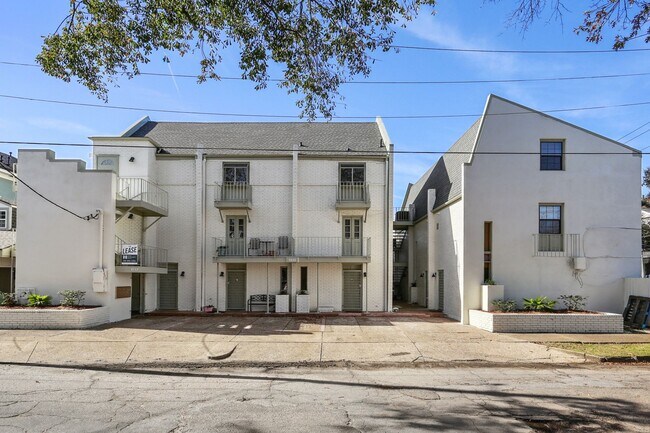 Building Photo - Newly Renovated 3BD/2BA Penthouse, 1/2 Block Off St Charles Ave. Private Roof Deck!