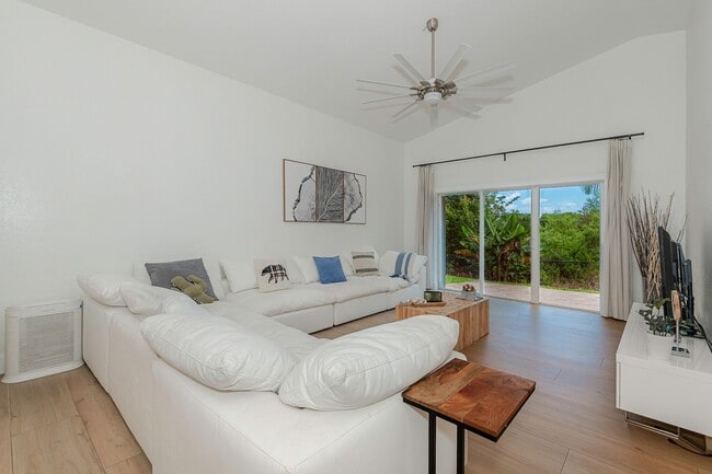 Building Photo - Exquisite Pool Home in Alhambra – Pembroke...