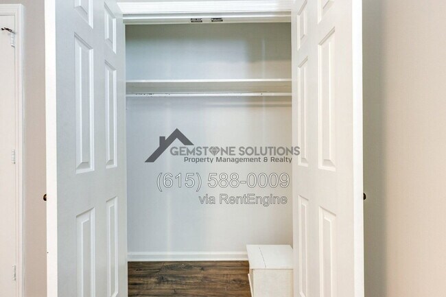 Building Photo - 717 Fox Ridge Dr