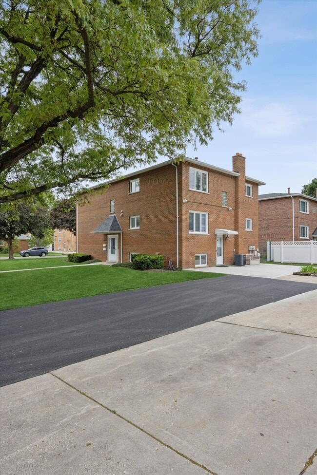 Building Photo - 801 Barnsdale Rd